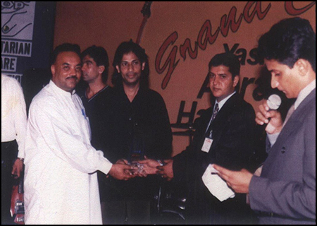 Kamal Hassan Receiving The Award For Good Performance From G.M. of A.K. Builders